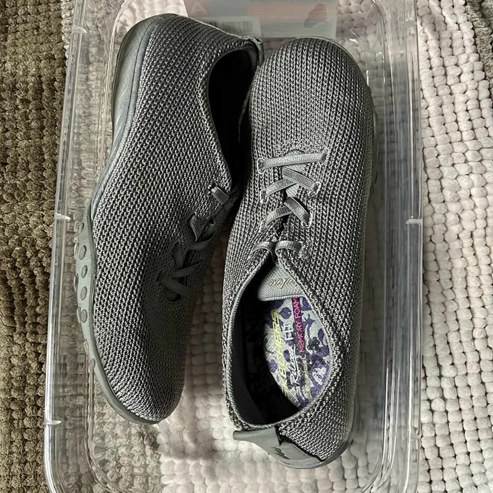SKECHERS KNIT SNEAKERS